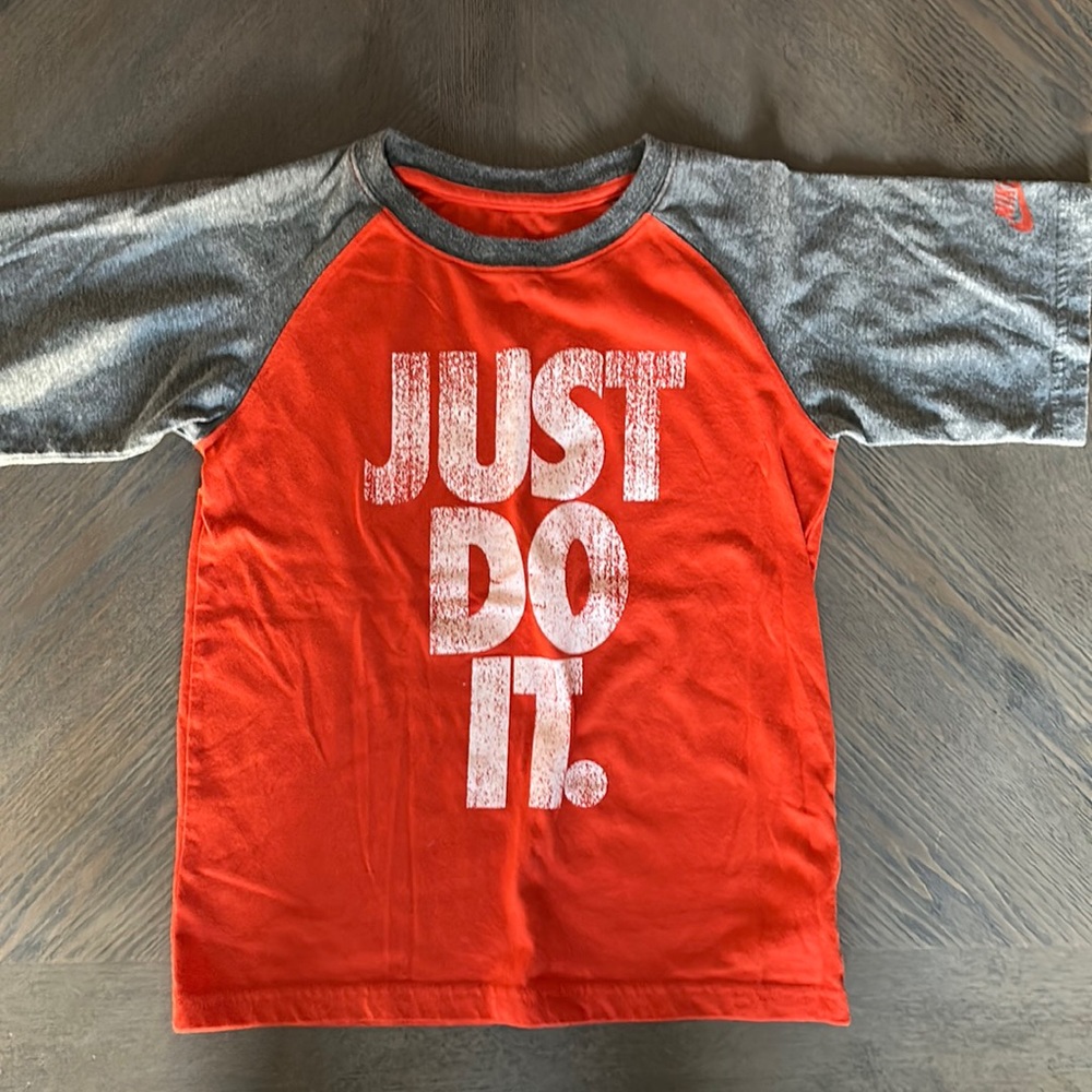 5/$25- Nike boys short sleeve shirt size 5 but fits like size 6